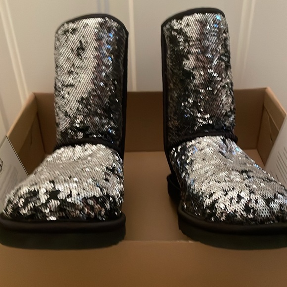 BNIB UGG silver/black boots size 8 - Picture 2 of 10